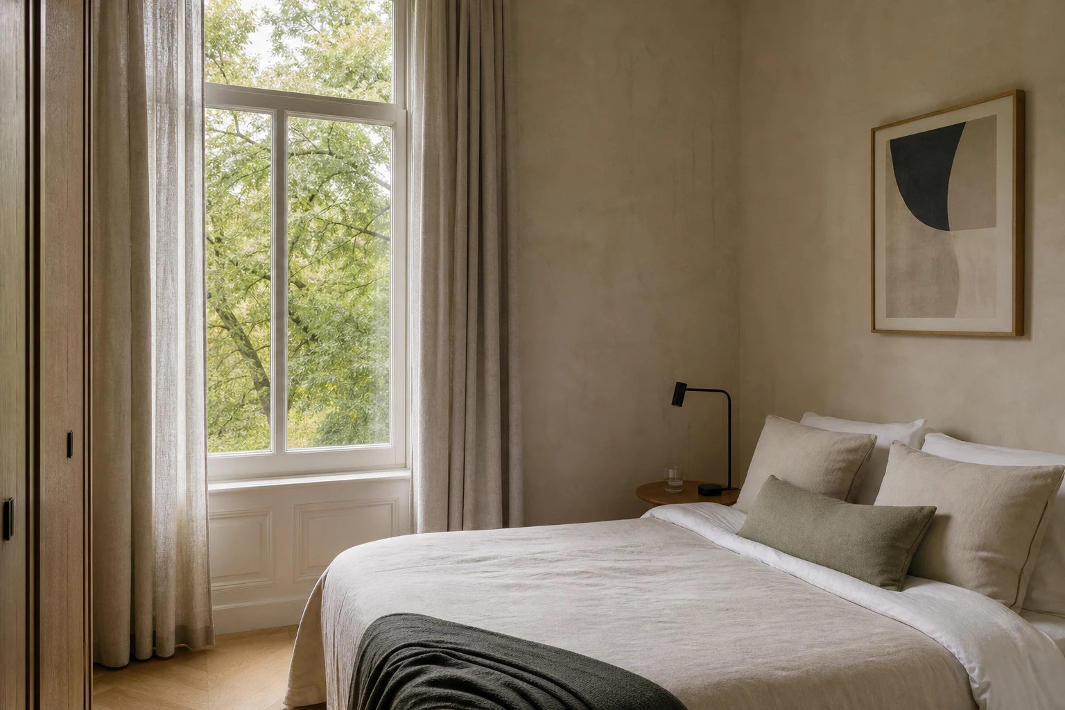 Sfeerimpressie van een rustige slaapkamer in warme natuurtinten